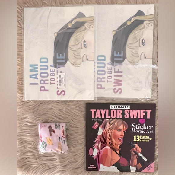 Taylor Swift Bundle of 4💕 - Picture 1 of 7